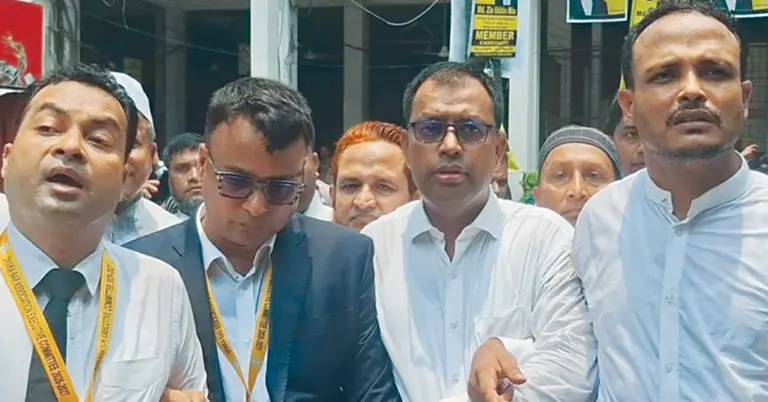 সাংবাদিকদের সঙ্গে কথা বলেছেন রাষ্ট্রপক্ষের আইনজীবী